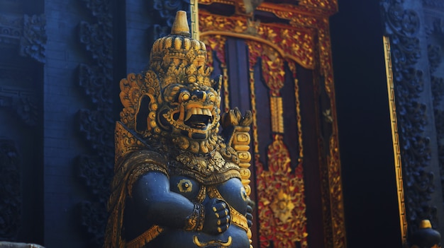 Foto immagine di balinese temple gate guardian statue