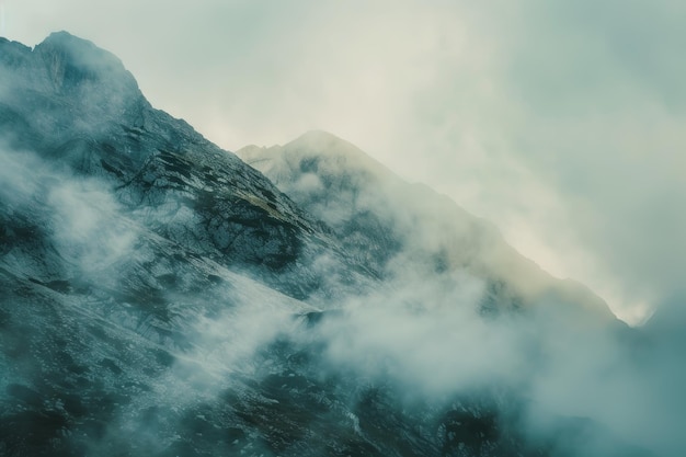 霧の中の美しい山の写真