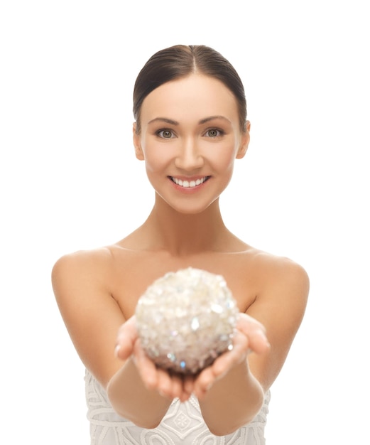 картина красивая женщина держит сверкающий шар