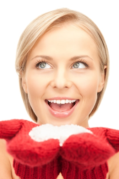 Photo picture of beautiful woman in red mittens with snow