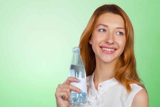 水のボトルを持つ美しい女性の写真