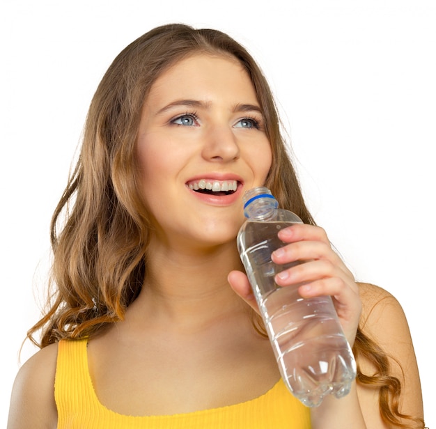 水のボトルを持つ美しい女性の写真