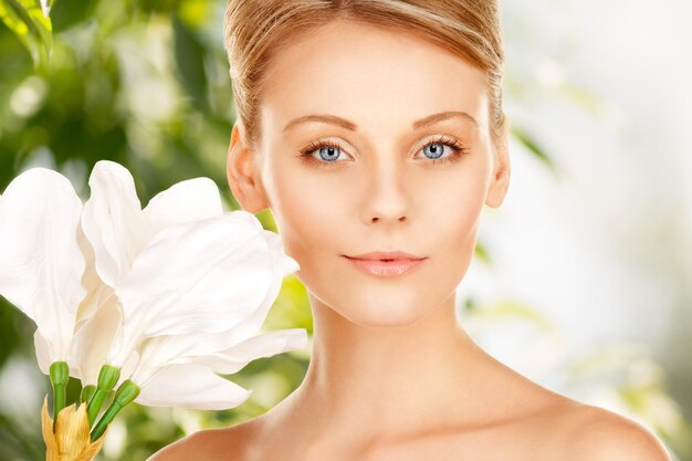 Photo picture of beautiful woman with madonna lily flower