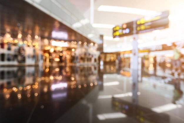 Изображение размыто для абстрактного фона и может быть иллюстрацией к статье о людях в международном аэропорту