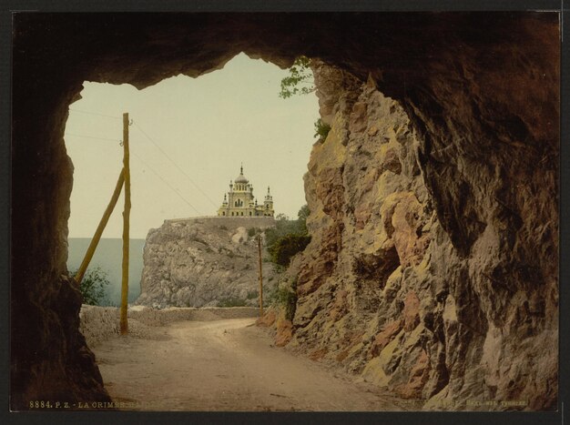 Foto un'immagine di un castello sullo sfondo con un'immagine d'un castello a destra