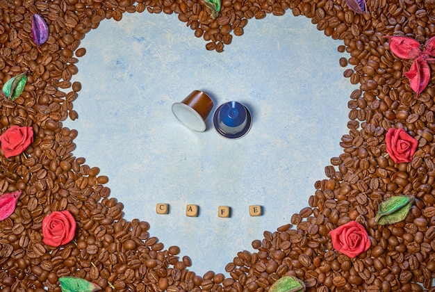 Foto immagine di un cuore di caffè e odore di fiori