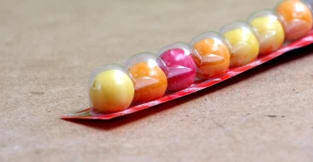 Foto immagine di una palla di gomme da masticare colorata