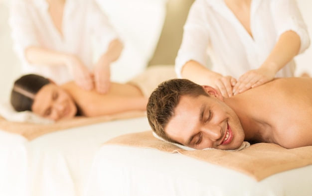 Foto foto di una coppia nel salone della spa che riceve un massaggio