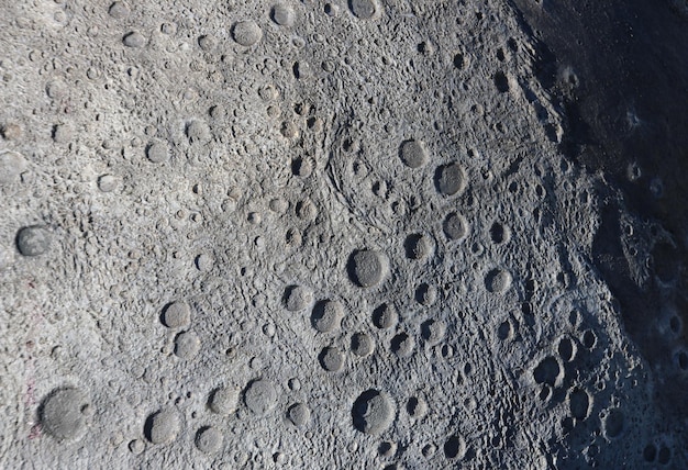 Изображение кратеров на поверхности Луны.