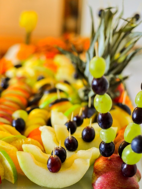 Различные свежие фрукты на свадебном столе.