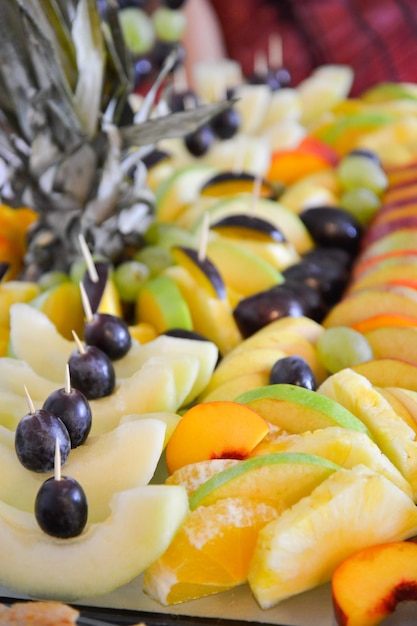 Различные свежие фрукты на свадебном столе.