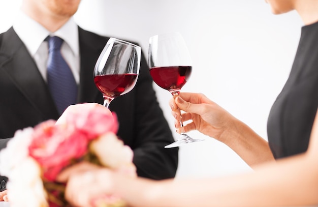 레스토랑에서 와인잔을 들고 약혼한 커플 사진