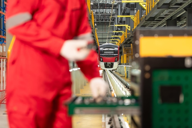 Foto foto di un ingegnere che utilizza strumenti di riparazione dell'industria dei treni elettrici