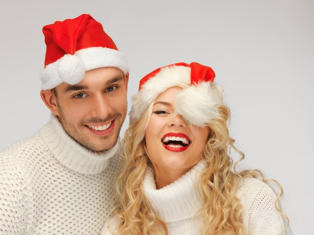 스웨터와 산타 모자를 쓴 가족 커플 사진