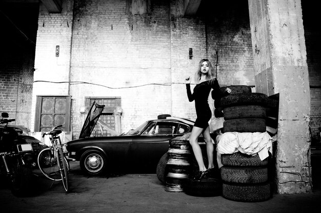 Foto foto di una donna alla moda in un garage retrò