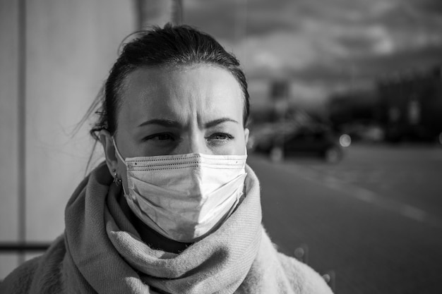 Una foto di una ragazza con una maschera ha isolato la pandemia di covid19