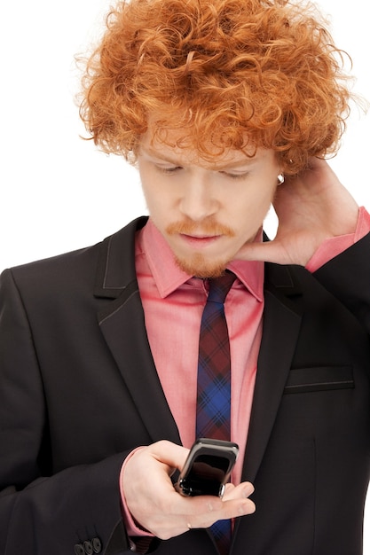 изображение красивого мужчины с мобильным телефоном