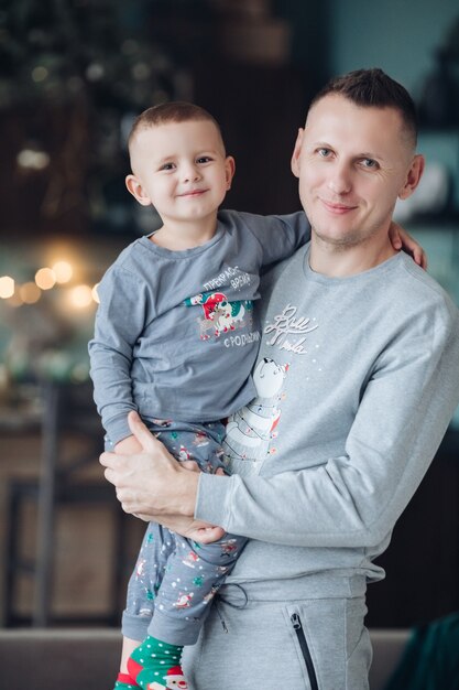 Foto immagine del padre felice che tiene il suo piccolo figlio