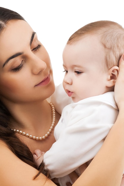 Foto di una madre felice con un bambino adorabile