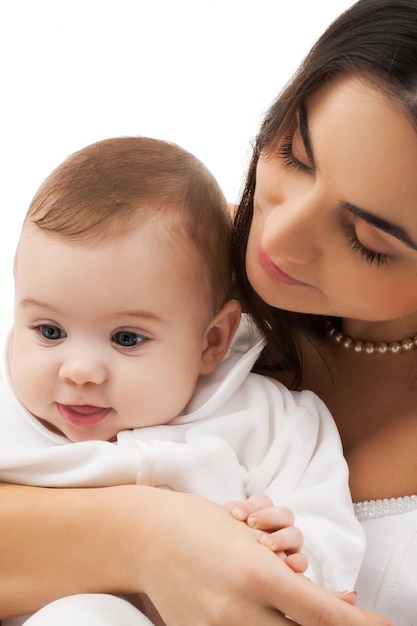 Foto di una madre felice con un bambino adorabile