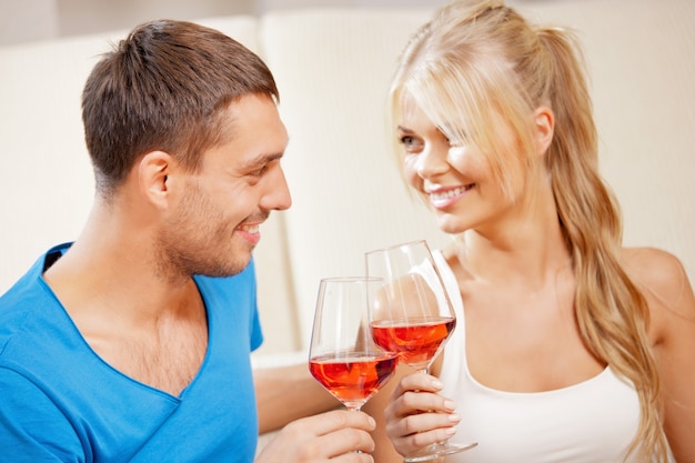 와인을 마시는 행복한 로맨틱 커플 사진