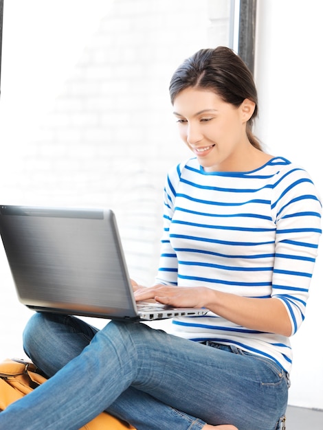 Foto di un'adolescente felice con un computer portatile