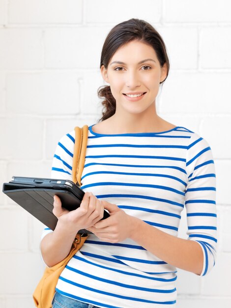 изображение счастливой девочки-подростка с планшетным компьютером