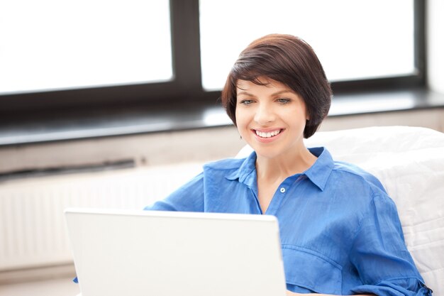 Photo picture of happy woman with laptop computer