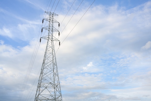 Изображение высоковольтной опоры на электростанции Стальные высоковольтные опоры на электростанции