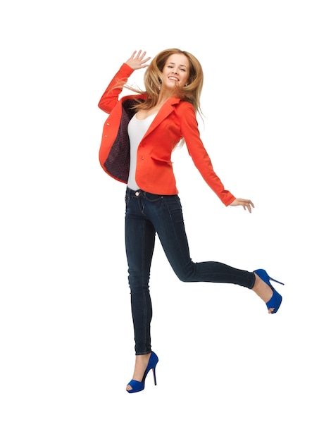 картинка прыгающей девочки-подростка в повседневной одежде