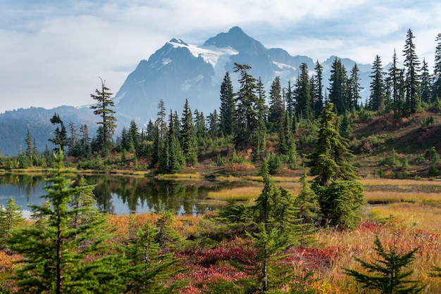 Picture Lake Mount Baker hiking trail in Autumn