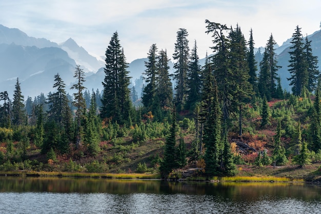 Picture Lake Mount Baker wandelpad in de herfst