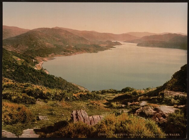 Photo a picture of a lake with a lake in the background