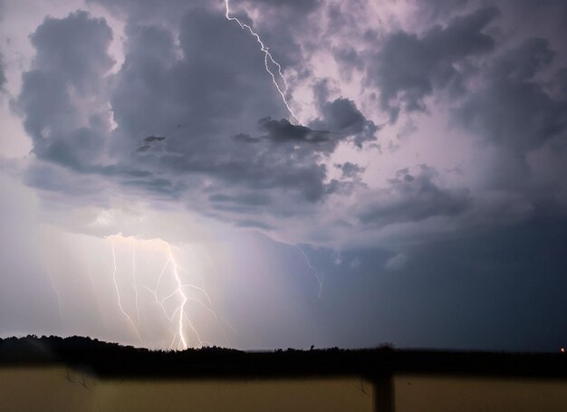 Photo a picture of a lightning strike in the sky