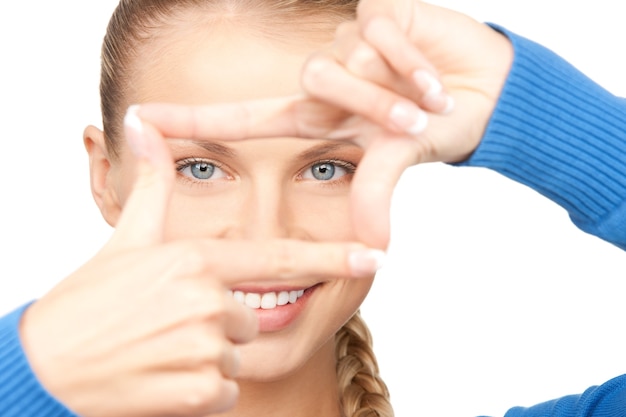 Photo picture of lovely woman creating a frame with fingers