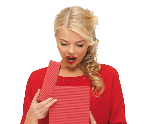 開いたギフトボックスと赤いドレスの素敵な女性の写真