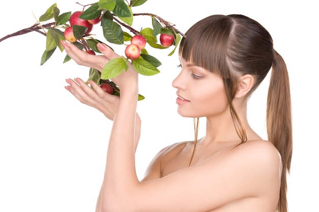 リンゴの小枝を持つ素敵な女性の写真