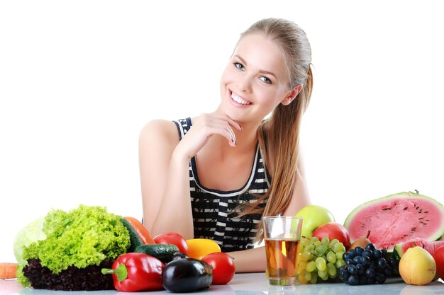 Foto di bella donna con frutta