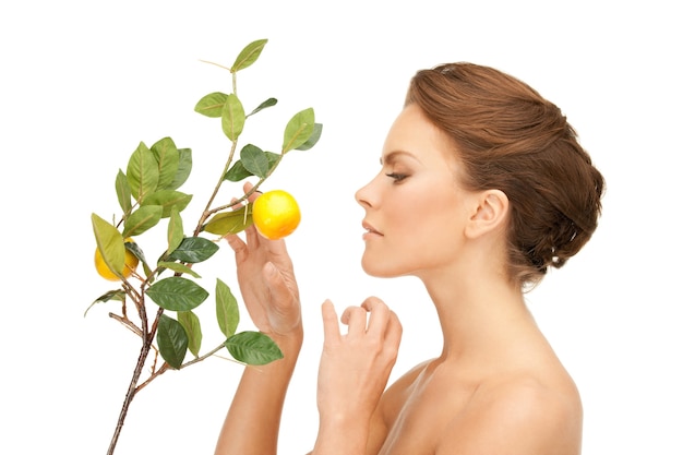 Foto foto di una donna adorabile con un ramoscello di limone