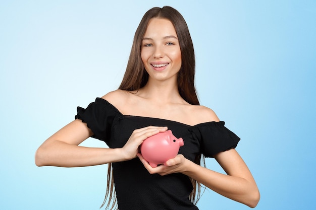 Immagine della donna adorabile con il porcellino salvadanaio