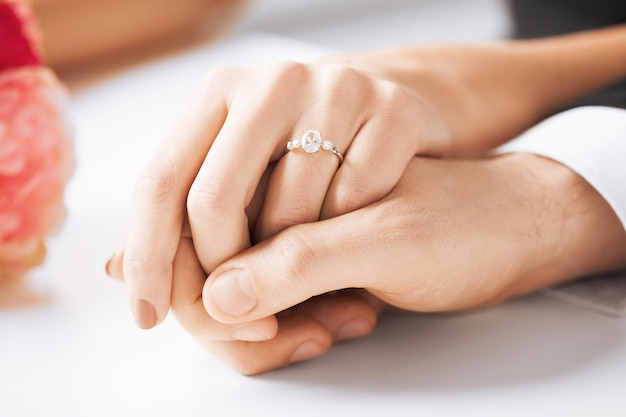結婚指輪を持つ男性と女性の写真