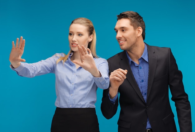 Foto foto di un uomo e di una donna che lavorano con qualcosa di immaginario.