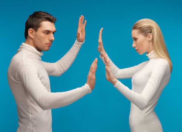 Foto foto di un uomo e una donna che lavorano con qualcosa di immaginario