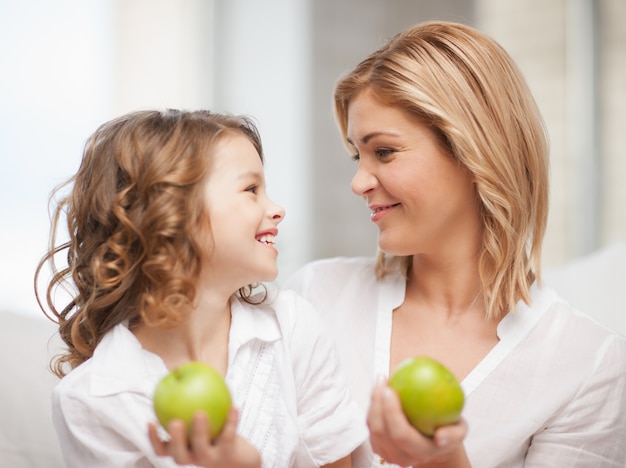 Foto di madre e figlia con mele verdi