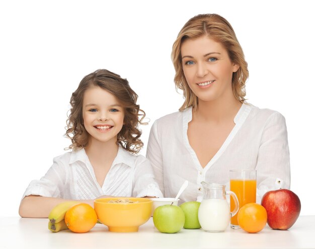 健康的な朝食と母と娘の写真