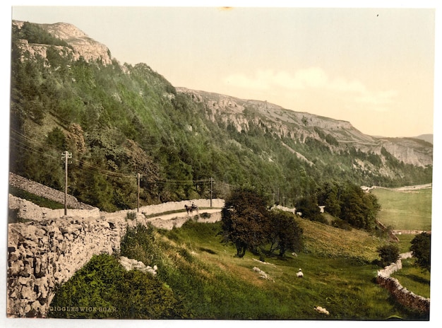 Foto un'immagine di una montagna con una montagna sullo sfondo