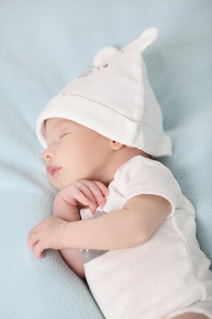 安らかに眠っている生まれたばかりの赤ちゃんの写真