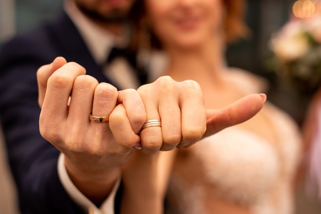 Фото Изображение мужчины и женщины с обручальным кольцом, держащими пальцы