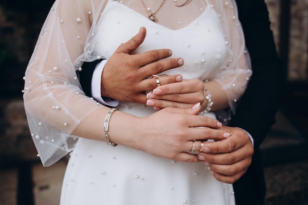 写真 結婚指輪を持った男女の写真手をつなぐ若い夫婦式結婚式の日結婚指輪を持った新婚夫婦の手