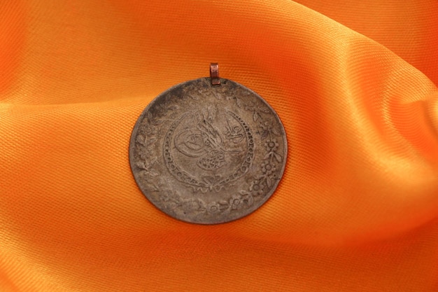 黄色い布に描かれたオスマン帝国の古い硬貨の写真